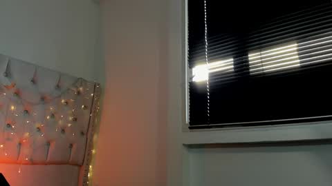 Snapshot of katestone_again chatting on 01.10.25 love meeee online show from 01.10.25