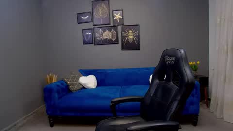 Snapshot of katewalker_ chatting on 02.04.25 Kate online show from 02.04.25