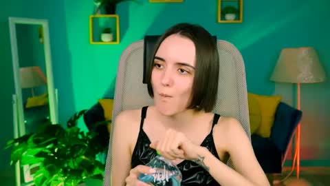 katewillows online show from 04.06.26