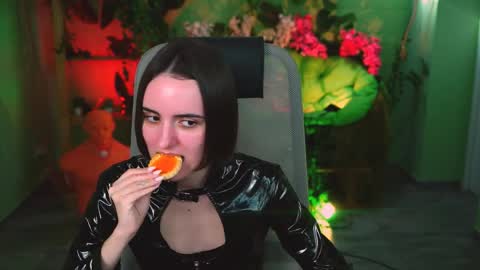 katewillows online show from 04.07.26