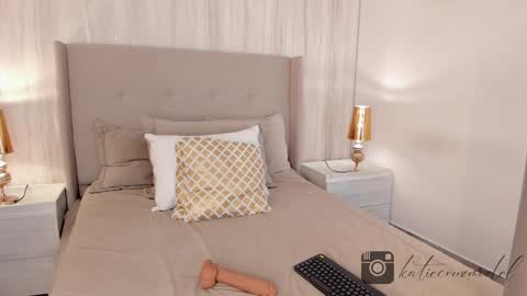 Snapshot of katiecruz_ chatting on 01.09.25 Katie online show from 01.09.25