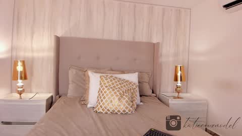 Snapshot of katiecruz_ chatting on 02.04.25 Katie online show from 02.04.25