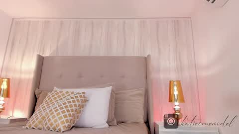 Snapshot of katiecruz_ chatting on 02.18.25 Katie online show from 02.18.25