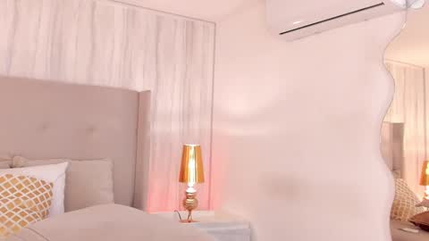 Snapshot of katiecruz_ chatting on 02.19.25 Katie online show from 02.19.25