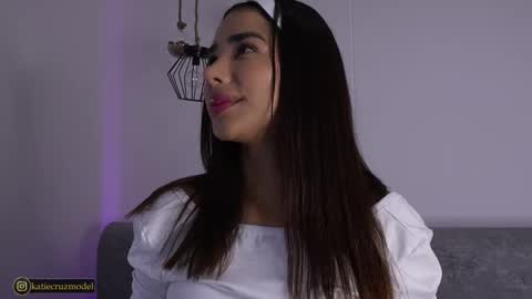 Snapshot of katiecruz_ chatting on 10.06.25 Katie online show from 10.06.25