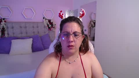 Snapshot of katiee_jones_ chatting on 12.19.24 Katherine online show from 12.19.24