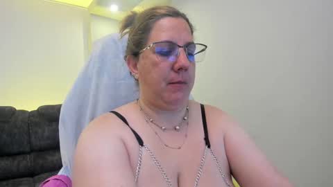 Snapshot of katiee_jones_ chatting on 09.10.25 Katherine online show from 09.10.25