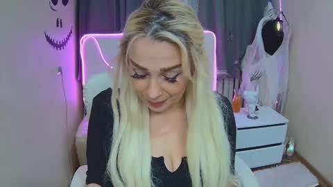 Snapshot of katrinacharm chatting on 10.11.25 katrinacharm online show from 10.11.25