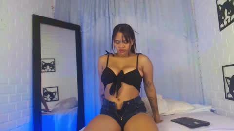 Snapshot of kattia_23 chatting on 02.25.25 kattia online show from 02.25.25