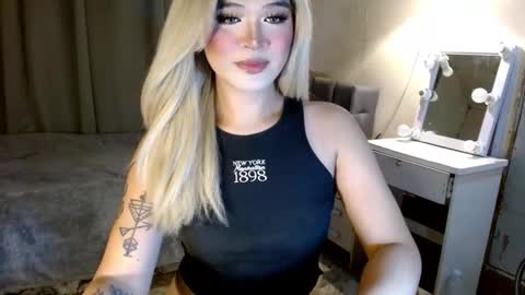 Snapshot of katykiat chatting on 10.18.25 katykiat online show from 10.18.25