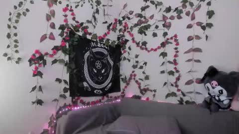 Snapshot of kawai_kittypussy chatting on 10.04.25 Mia online show from 10.04.25