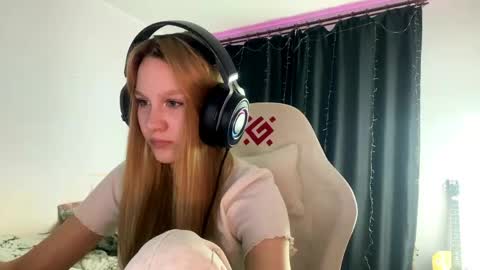 Snapshot of kayceefroehner chatting on 04.18.26 Amia online show from 04.18.26
