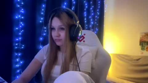 Snapshot of kayceefroehner chatting on 05.21.26 Amia online show from 05.21.26