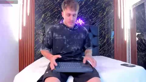 Snapshot of keane_lee chatting on 09.11.25 Keane online show from 09.11.25