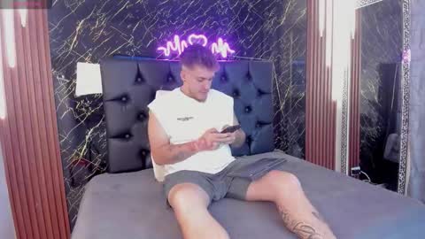 Snapshot of keane_lee chatting on 11.10.25 Keane online show from 11.10.25