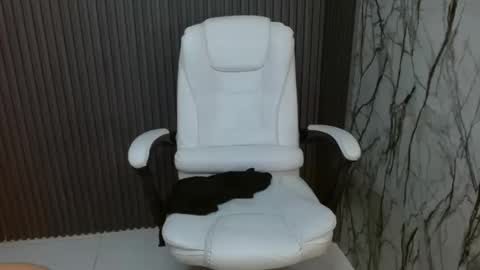 Snapshot of kelly_queenpussy chatting on 09.18.25 KEY online show from 09.18.25