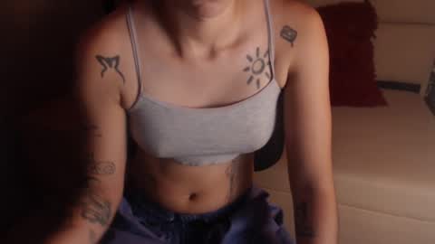 Snapshot of kelly_queenpussy chatting on 10.05.25 KEY online show from 10.05.25