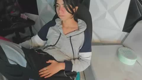 Snapshot of kelly_queenpussy chatting on 10.15.25 KEY online show from 10.15.25