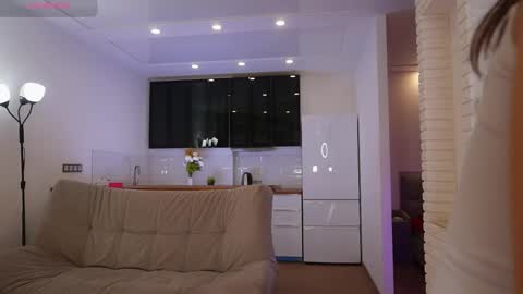 Snapshot of kellyisclose chatting on 11.05.25 Kelly online show from 11.05.25