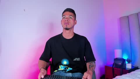 Snapshot of ken_boy_ chatting on 02.01.25 online show from 02.01.25