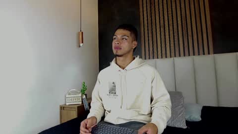 Snapshot of ken_boy_ chatting on 02.03.25 online show from 02.03.25