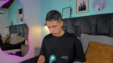 Snapshot of ken_boy_ chatting on 02.19.25 online show from 02.19.25