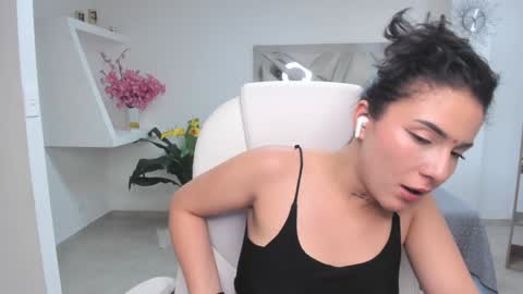 Snapshot of kendaall_jenner chatting on 02.01.25 Kendall Jenner online show from 02.01.25