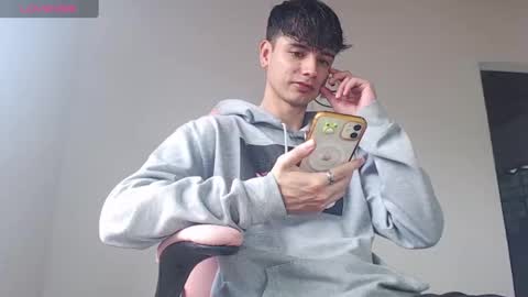 Snapshot of kendall_ros chatting on 09.30.25 kendall ross online show from 09.30.25