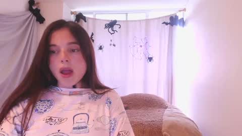 Snapshot of kendalltyler chatting on 10.11.25 kendall online show from 10.11.25