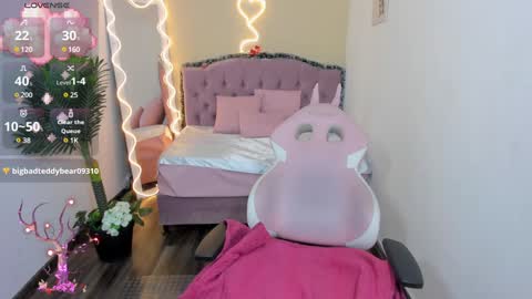 Snapshot of kendra_tay chatting on 12.29.24 kendra online show from 12.29.24