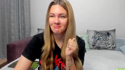 Snapshot of kendra_xx_ chatting on 10.06.25 Kendra online show from 10.06.25