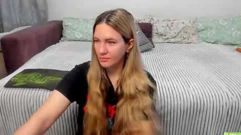 Snapshot of kendra_xx_ chatting on 10.10.25 Kendra online show from 10.10.25