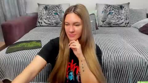 Snapshot of kendra_xx_ chatting on 10.17.25 Kendra online show from 10.17.25