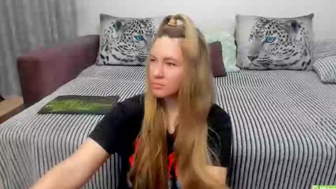 Snapshot of kendra_xx_ chatting on 10.22.25 Kendra online show from 10.22.25