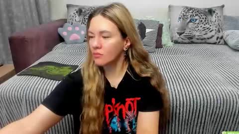 Snapshot of kendra_xx_ chatting on 10.29.25 Kendra online show from 10.29.25