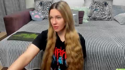 Snapshot of kendra_xx_ chatting on 10.31.25 Kendra online show from 10.31.25