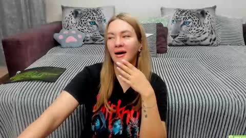 Snapshot of kendra_xx_ chatting on 11.12.25 Kendra online show from 11.12.25