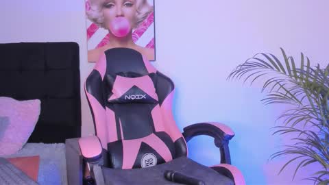 Snapshot of kenia_thompson01 chatting on 10.13.25 01 online show from 10.13.25