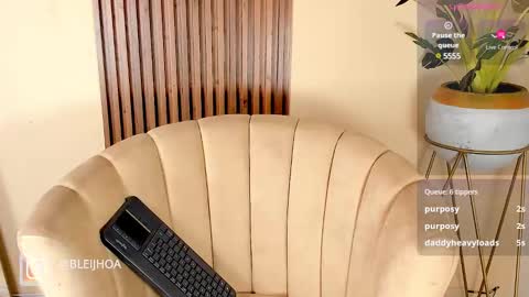 Snapshot of kenykitty chatting on 12.17.24 Keny Kitty Onlyfans Kenayfoxx online show from 12.17.24