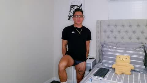 Snapshot of kevinkham chatting on 10.16.25 kevinkham online show from 10.16.25