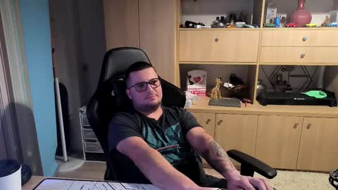 Snapshot of kevinnlovely chatting on 10.18.25 Kevinn online show from 10.18.25