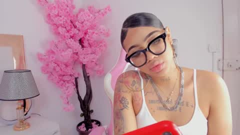 Khelany Isyy  online show from 01.17.25