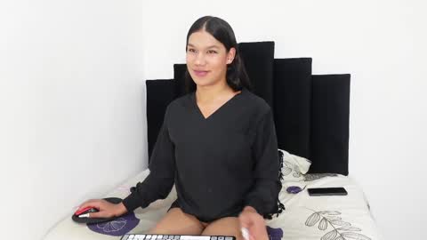 Snapshot of khloe_kaczka_ chatting on 02.25.25 Khloe online show from 02.25.25