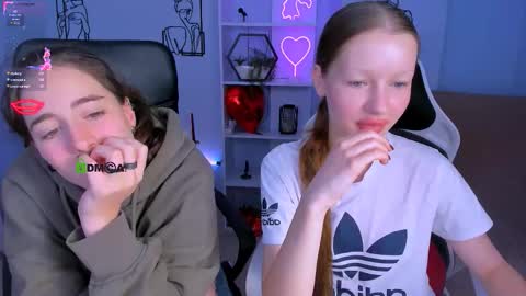 Snapshot of khloebeauty chatting on 10.15.25 khloebeauty online show from 10.15.25