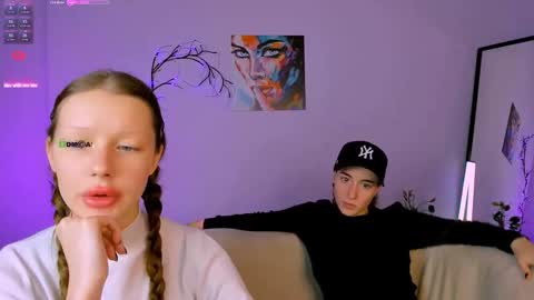 Snapshot of khloebeauty chatting on 10.19.25 khloebeauty online show from 10.19.25