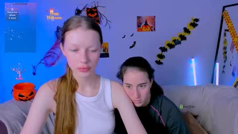 Snapshot of khloebeauty chatting on 10.22.25 khloebeauty online show from 10.22.25