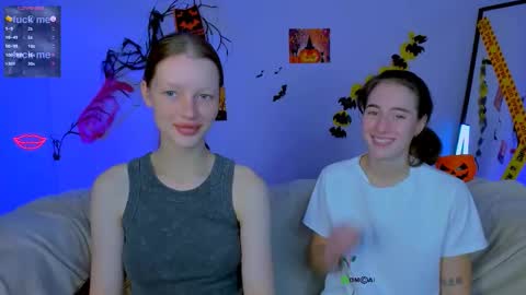 Snapshot of khloebeauty chatting on 10.23.25 khloebeauty online show from 10.23.25