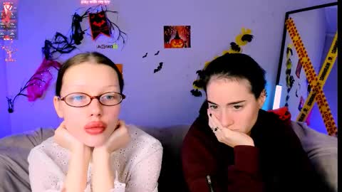 Snapshot of khloebeauty chatting on 10.25.25 khloebeauty online show from 10.25.25