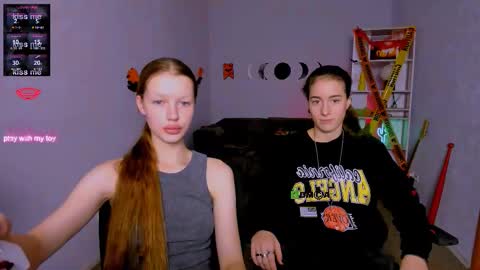 Snapshot of khloebeauty chatting on 10.26.25 khloebeauty online show from 10.26.25