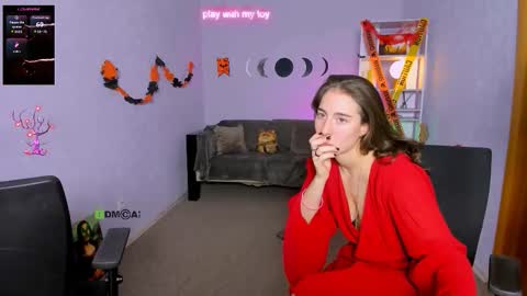 Snapshot of khloebeauty chatting on 10.27.25 khloebeauty online show from 10.27.25